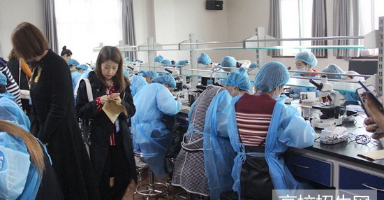  四川省女生可以讀醫(yī)學美容專業(yè)大專學校嗎