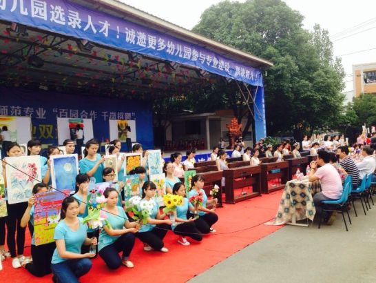 [/p成都華夏旅游學(xué)校]新浪網(wǎng)：幼教畢業(yè)生搶手100多家幼兒園進校招聘老師，成都華夏旅游商務(wù)學(xué)校