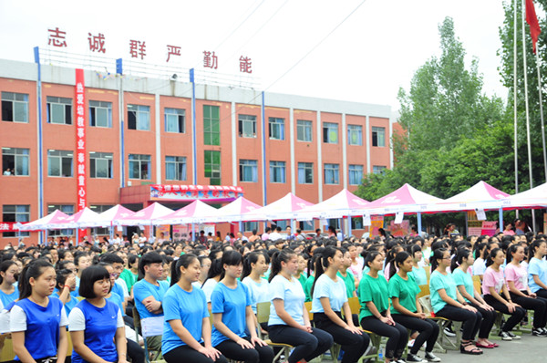 [/p成都華夏旅游學(xué)校]新浪網(wǎng)：幼教畢業(yè)生搶手100多家幼兒園進校招聘老師，成都華夏旅游商務(wù)學(xué)校