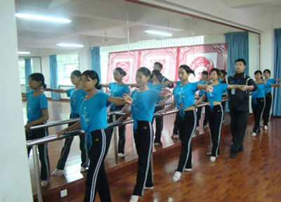 幼師專業(yè)學(xué)生形體訓(xùn)練課.jpg