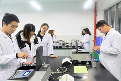 重慶化工職業(yè)學院藥品質量與安全實驗操作現(xiàn)場