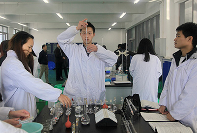 重慶化工職業(yè)學院藥品質量與安全實驗操作現(xiàn)場