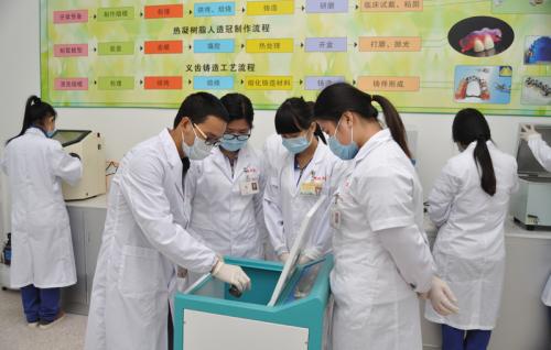 成都紅十字衛(wèi)校護(hù)理(英語方向)專業(yè)介紹,成都?？菩l(wèi)校