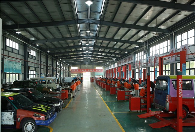 樂山市計算機學(xué)校汽車機電維修專業(yè)汽車機電維修實訓(xùn)1