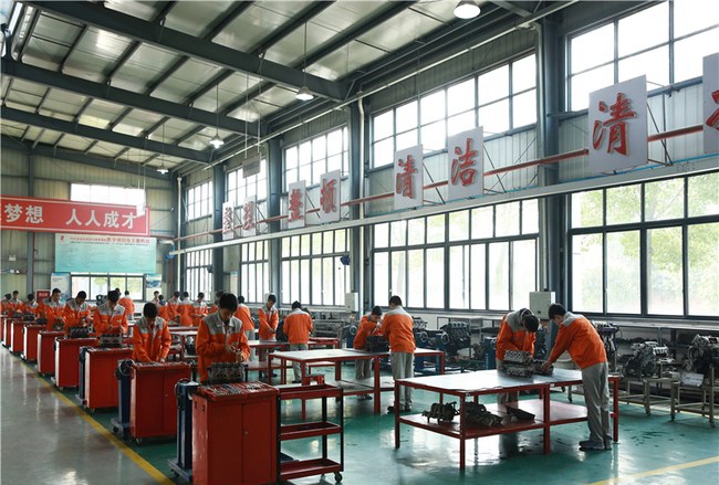 樂山市計算機學(xué)校汽車機電維修專業(yè)汽車機電維修實訓(xùn)2