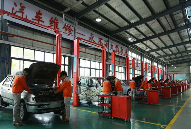 樂山市計算機學(xué)校汽車機電維修專業(yè)汽車機電維修實訓(xùn)3