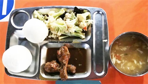 明廚亮灶 安全飲食：濟南應(yīng)用技術(shù)職業(yè)中等專業(yè)學(xué)校餐廳大揭秘