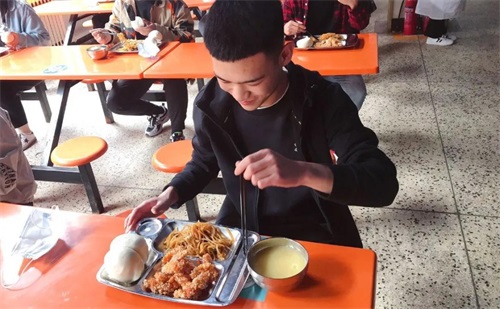 明廚亮灶 安全飲食：濟南應(yīng)用技術(shù)職業(yè)中等專業(yè)學(xué)校餐廳大揭秘