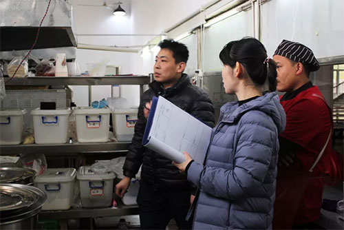 濟(jì)南應(yīng)用技術(shù)學(xué)校為保證學(xué)生安全飲食開展餐廳大檢查活動(dòng)