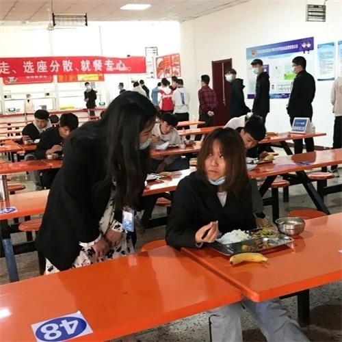 濟(jì)南應(yīng)用技術(shù)學(xué)校：心疼，班主任的一天