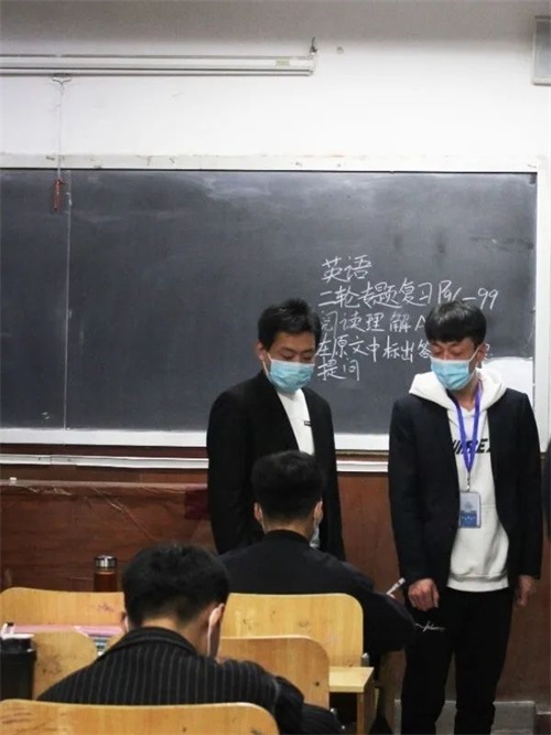 濟(jì)南應(yīng)用技術(shù)學(xué)校：心疼，班主任的一天