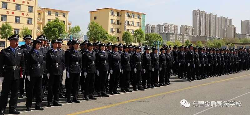 山東東營金盾司法學(xué)校舉行2019級春季班新生軍訓(xùn)匯報表演暨表彰大會
