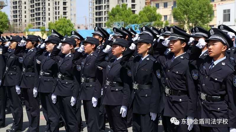 山東東營金盾司法學(xué)校舉行2019級春季班新生軍訓(xùn)匯報表演暨表彰大會