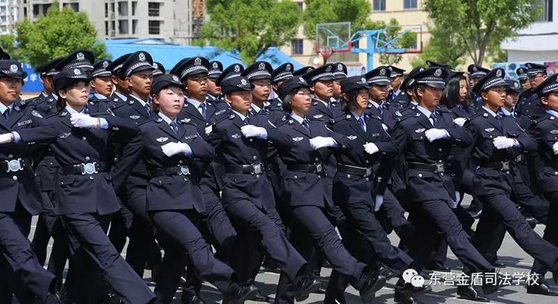 山東東營金盾司法學(xué)校舉行2019級春季班新生軍訓(xùn)匯報表演暨表彰大會