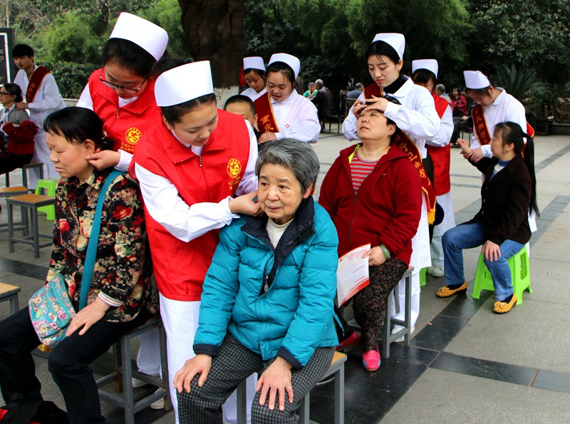  重慶知行衛(wèi)生學(xué)校義診活動現(xiàn)場