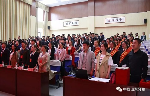 中國煤礦文工團(tuán)藝術(shù)學(xué)校山東分校學(xué)生志愿者 服務(wù)濰坊市中外舞蹈交流協(xié)會第二次會員代表大會