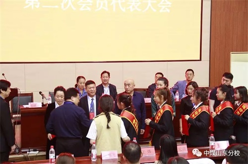 中國煤礦文工團(tuán)藝術(shù)學(xué)校山東分校學(xué)生志愿者 服務(wù)濰坊市中外舞蹈交流協(xié)會第二次會員代表大會