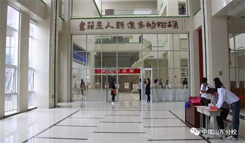 中國煤礦文工團(tuán)藝術(shù)學(xué)校山東分校學(xué)生志愿者 服務(wù)濰坊市中外舞蹈交流協(xié)會第二次會員代表大會