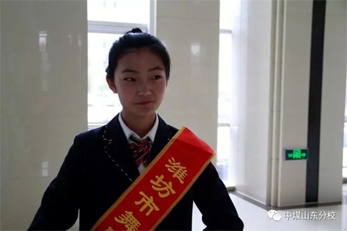 中國煤礦文工團(tuán)藝術(shù)學(xué)校山東分校學(xué)生志愿者 服務(wù)濰坊市中外舞蹈交流協(xié)會第二次會員代表大會