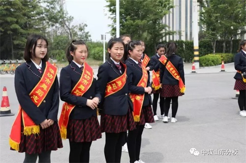 中國煤礦文工團(tuán)藝術(shù)學(xué)校山東分校學(xué)生志愿者 服務(wù)濰坊市中外舞蹈交流協(xié)會第二次會員代表大會