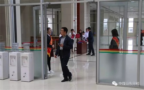 中國煤礦文工團(tuán)藝術(shù)學(xué)校山東分校學(xué)生志愿者 服務(wù)濰坊市中外舞蹈交流協(xié)會第二次會員代表大會
