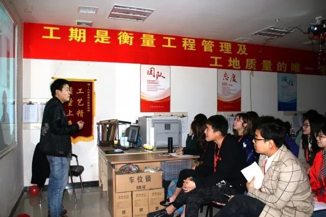 青島求實(shí)職業(yè)技術(shù)學(xué)院藝術(shù)學(xué)院深入企業(yè)走訪 慰問實(shí)習(xí)學(xué)生