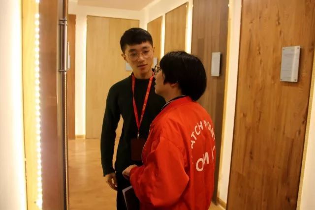 青島求實(shí)職業(yè)技術(shù)學(xué)院藝術(shù)學(xué)院深入企業(yè)走訪 慰問實(shí)習(xí)學(xué)生