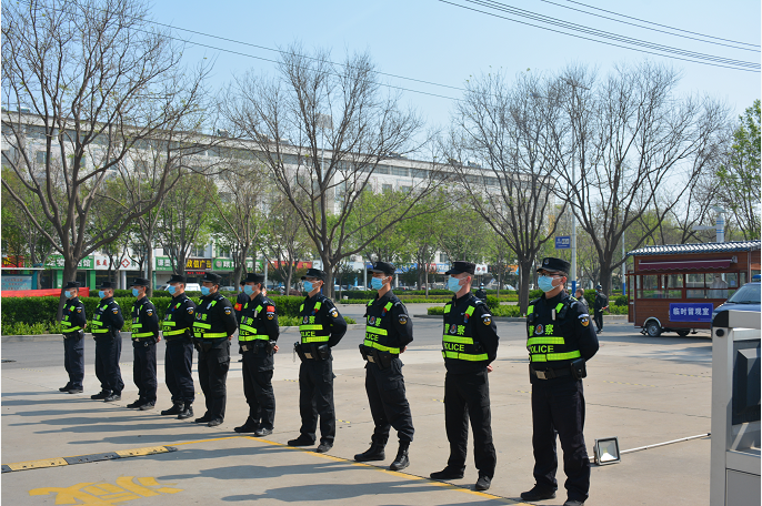 4月15日，德州交通職業(yè)中等專業(yè)學(xué)校正式開學(xué)。為切實(shí)做好返校復(fù)課安全防范工作，交通、治安、防暴公安嚴(yán)陣以待，做好秩序維護(hù)，堅(jiān)決筑牢校園安全防護(hù)網(wǎng)，保障學(xué)生安全有序進(jìn)入校園。學(xué)校也設(shè)置口罩發(fā)放、健康碼查看、消毒、體溫檢測、安檢等多個(gè)崗位，確保返校工作安全無死角。