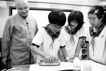 印刷技術(shù)專業(yè)學子實踐操作