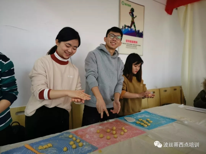 大學生學西點烘焙熱情高，多門手藝多條路~