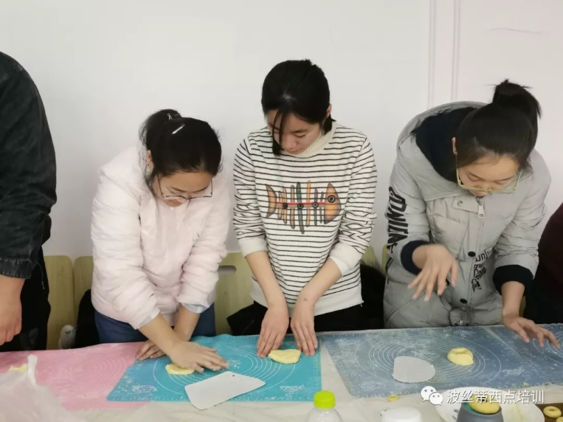 大學生學西點烘焙熱情高，多門手藝多條路~