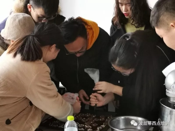 大學生學西點烘焙熱情高，多門手藝多條路~