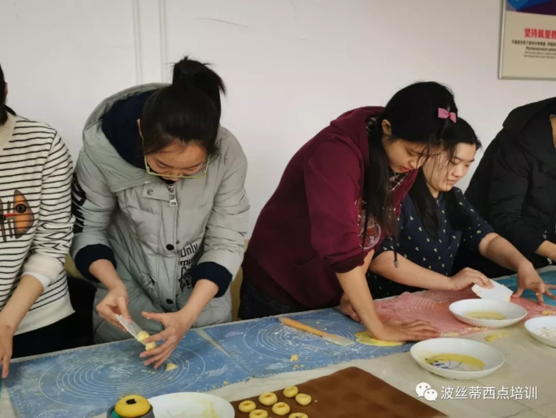 大學生學西點烘焙熱情高，多門手藝多條路~