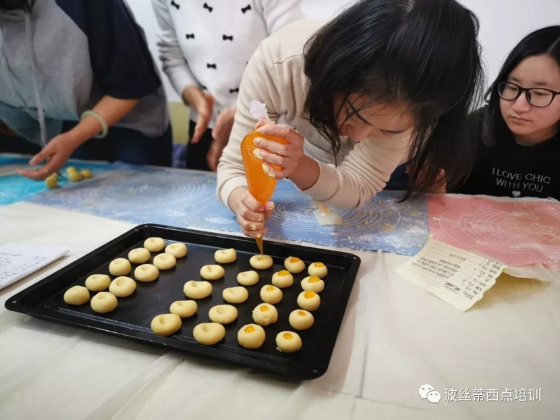 大學生學西點烘焙熱情高，多門手藝多條路~