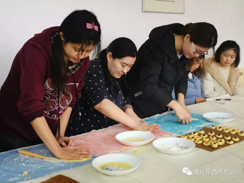 大學生學西點烘焙熱情高，多門手藝多條路~
