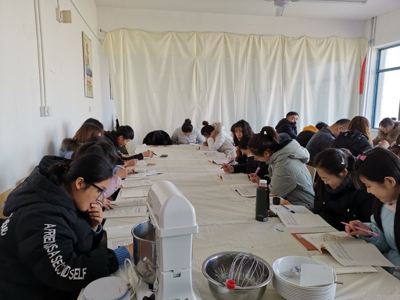 大學生學西點烘焙熱情高，多門手藝多條路~