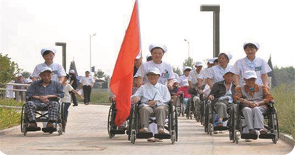 在護(hù)理老年人時應(yīng)遵循哪些原則？