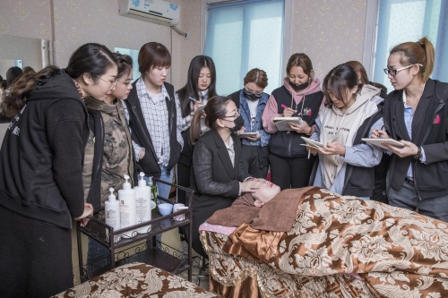威海以琳美容美發(fā)學(xué)校7月份鉅惠活動等你來...
