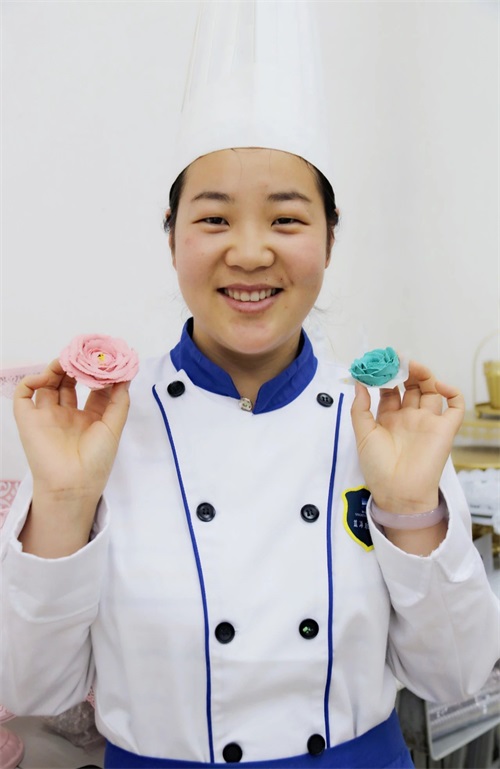 學做精品蛋糕 就來山東藍海職業(yè)學校！