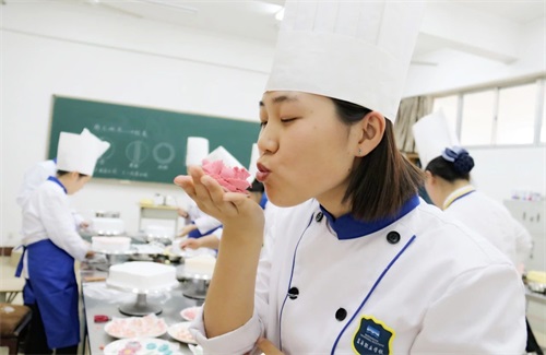 學做精品蛋糕 就來山東藍海職業(yè)學校！