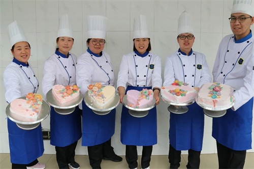 學做精品蛋糕 就來山東藍海職業(yè)學校！