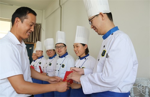 學做精品蛋糕 就來山東藍海職業(yè)學校！