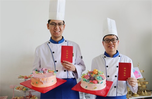 學做精品蛋糕 就來山東藍海職業(yè)學校！