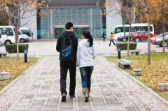 蘇華委員在首都機(jī)場接受中央電視臺(tái)記者采訪