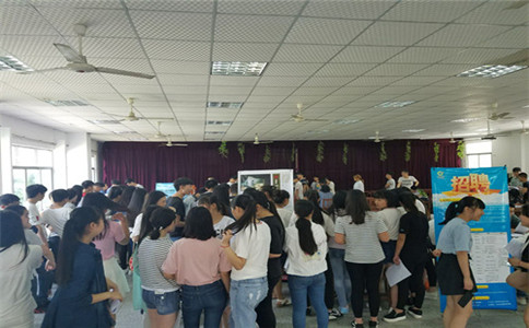 四川省鹽業(yè)學(xué)校舉辦校園招聘會(huì)，促進(jìn)中職學(xué)生頂崗實(shí)習(xí)