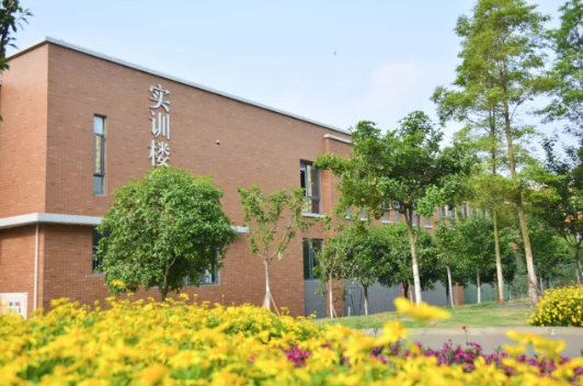 成都市鐵路學(xué)校學(xué)校的報名條件以及招生要求如何?