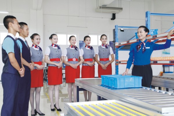 西南航空學院學生在上實訓課