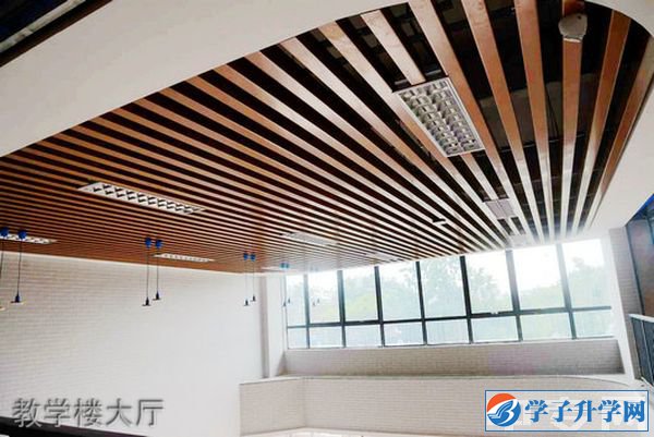 成都市青蘇職業(yè)中專學(xué)校學(xué)費、報名費多少錢？