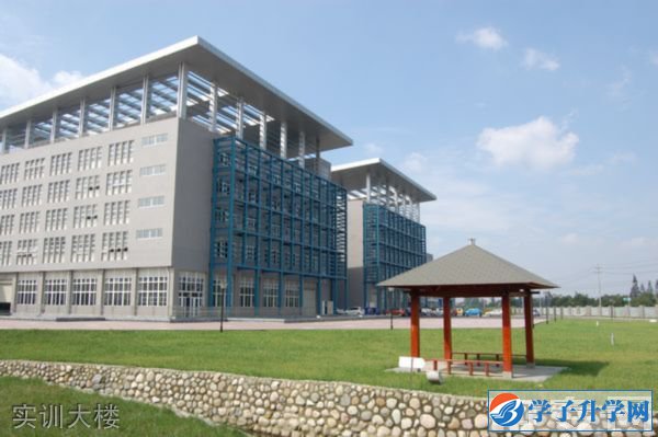 成都市技師學(xué)院學(xué)費(fèi)、報(bào)名費(fèi)多少錢？