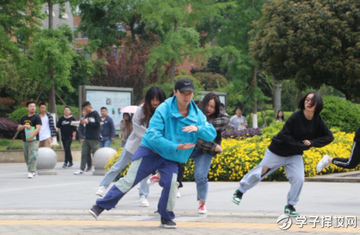 成都希望學子快閃活動舞動青春 獻禮希望學院建校十周年